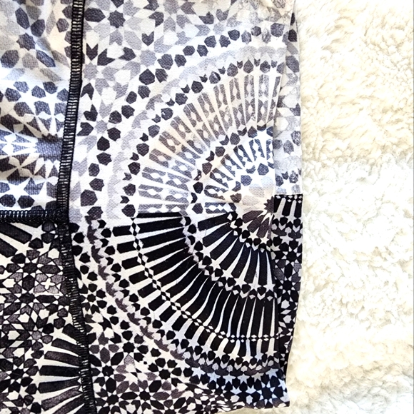 🌟🌜🌚🌛🌟Niyama Sol Luna black ⚫️ and white barefoot leggings XS BNWOT ✨️ - Picture 11 of 14